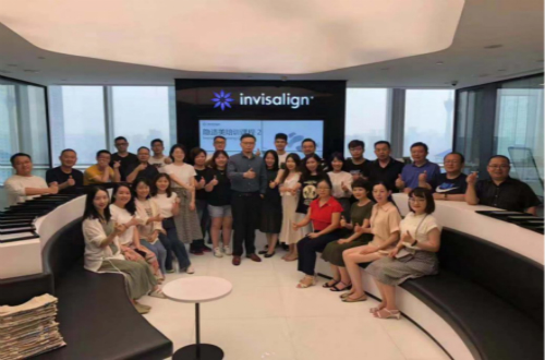 刘毅医师受邀讲授隐适美TC2课程：唯有专注才能做到极致